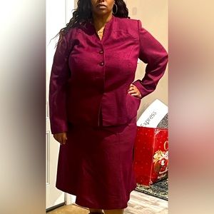 Pink houndstooth collarless skirt suit